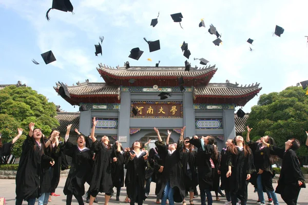 Utexaminerade Klänningar Genom Sina Mössor För Att Fira Henan University — Stockfoto