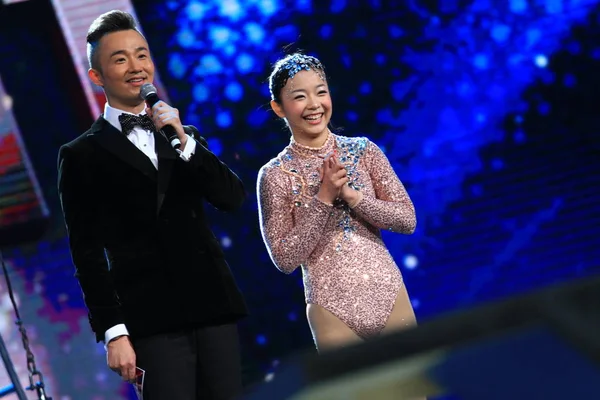 Wang Junru Derecha Ríe Durante Final Anual Chinas Got Talents —  Fotos de Stock