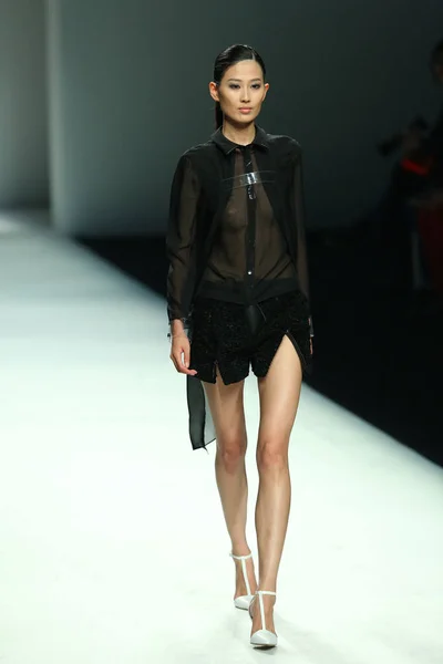 モデル 2013年秋 冬のファッションウィーク上海 2013 日中に群雄 ファッションショーで新しい創造が表示されます — ストック写真