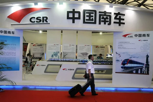 Besökare Går Förbi Monter Csr China South Locomotive Rullande Materiel — Stockfoto