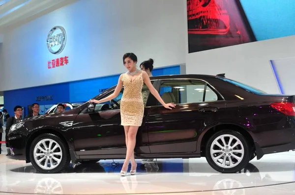 Een Model Poses Stand Van Byd Tijdens 15E Shanghai International — Stockfoto