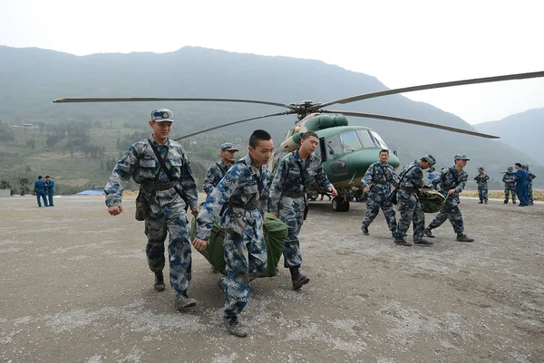 Soldados Descargan Artículos Socorro Helicóptero Sitio Del Terremoto Del Condado — Foto de Stock
