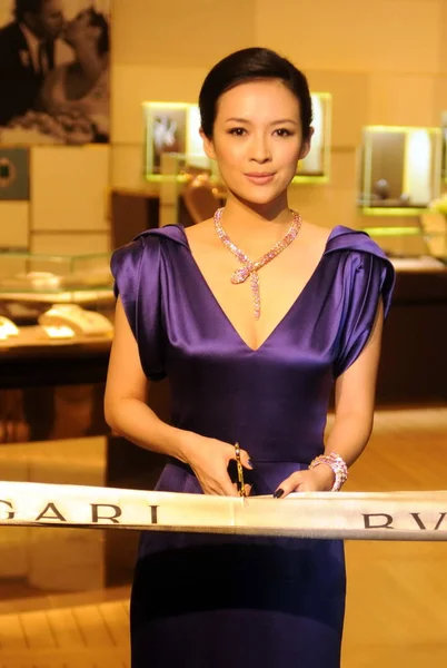 2013 日の上海 ブルガリ本店の開会式で中国の女優チャン ツィイーがリボンをカットします — ストック写真