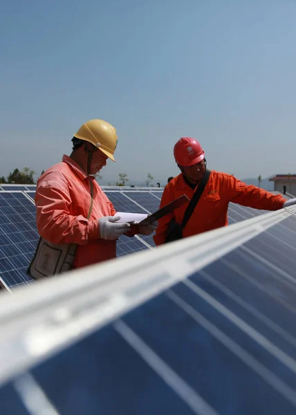 Técnicos Chineses Verificam Testam Painéis Solares Uma Usina Fotovoltaica Cidade — Fotografia de Stock