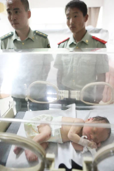 Polițiștii Chinezi Uită Copilul Adormit Care Fost Salvat Din Conducta — Fotografie, imagine de stoc
