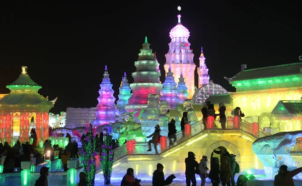 2013年1月5日 在中国东北黑龙江省哈尔滨市举行的第29届国际冰雪节上 图为五颜六色的冰雕 — 图库照片