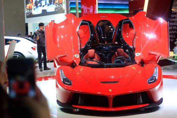 Ferrari Відображається Протягом Шанхайської Міжнародної Автомобільної Промисловості Виставка Відома Авто — стокове фото