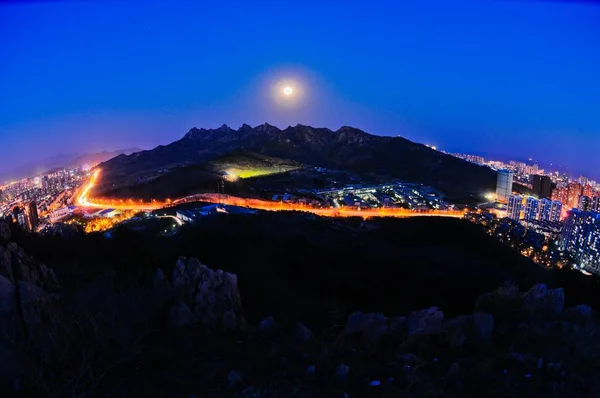 2011年4月25日 中国東部山東省青島市の夜景 — ストック写真