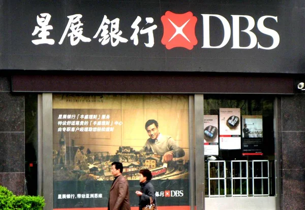 Voetgangers Lopen Langs Een Tak Van Dbs Bank Shanghai China — Stockfoto