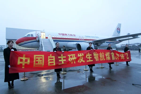 Китайських Повітряних Хостесс Утримуйте Банера Присутності Airbus A320 Реактивний Літак — стокове фото