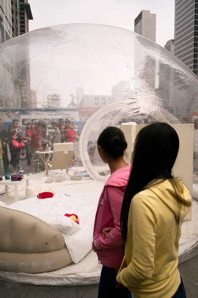 Les Piétons Chinois Regardent Une Salle Bulles Transparente Lors Une — Photo