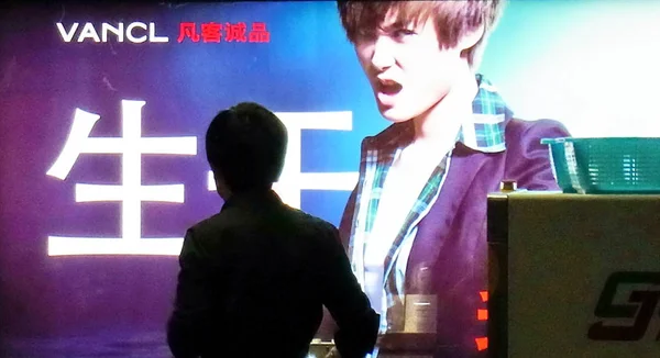 2012년 30일 상하이의 온라인 소매업체 Vancl의 광고를 지나가는 보행자 — 스톡 사진