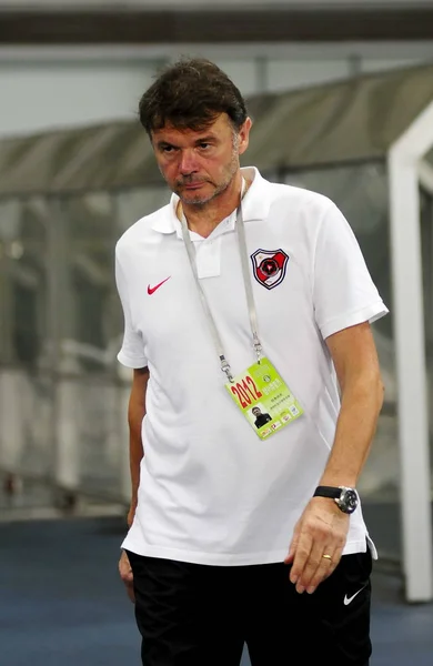 Philippe Troussier Treinador Shenzhen Ruby Reage Durante Uma Partida China — Fotografia de Stock