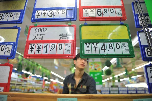 Китайский Клиент Смотрит Цены Овощи Супермаркете Городе Линань Восточный Чинас — стоковое фото