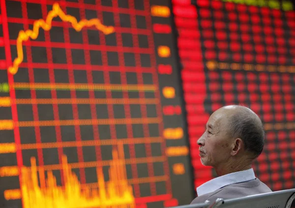 2013年5月3日 中国东部安徽省淮北一家股票经纪公司的股价 因价格上涨而呈红色 — 图库照片
