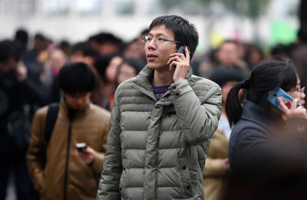 Chinese Examinees Use Mobile Phones Public Servant Examination Middle School — Stock Photo, Image