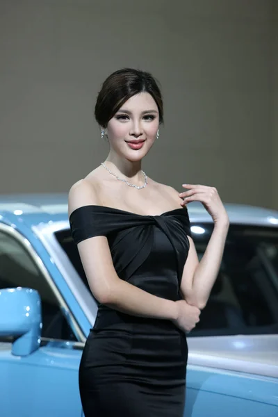 Ein Modell Posiert Mit Einer Rolls Royce Limousine Während Der — Stockfoto