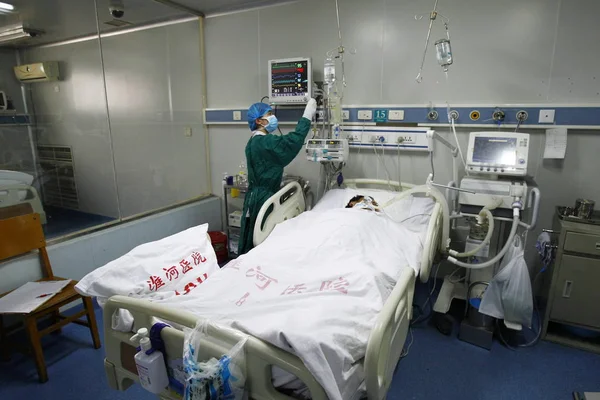 Kinesisk Sjuksköterska Deltar Patient Infekterad Med H7N9 Aviär Influensavirus Iva — Stockfoto