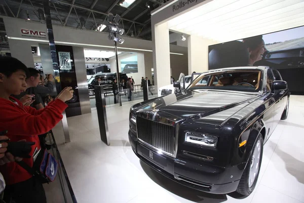 Посетители Смотрят Лимузин Rolls Royce Phantom Время Пекинской Международной Автомобильной — стоковое фото