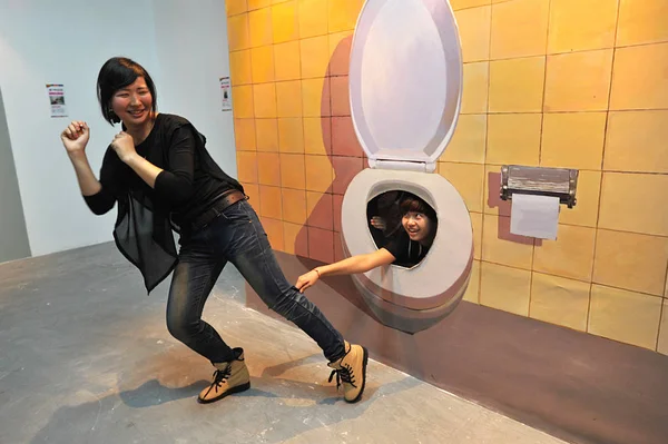 2013년 26일 후베이성 우한의 박물관에서 페인팅을 포즈를 취하고 — 스톡 사진