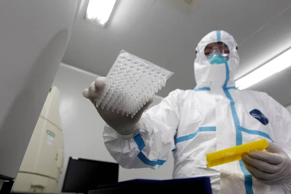 Chinese Researcher Dressed Protective Clothing Tests Influenza Viruses Lab Kunming — Stock Photo, Image