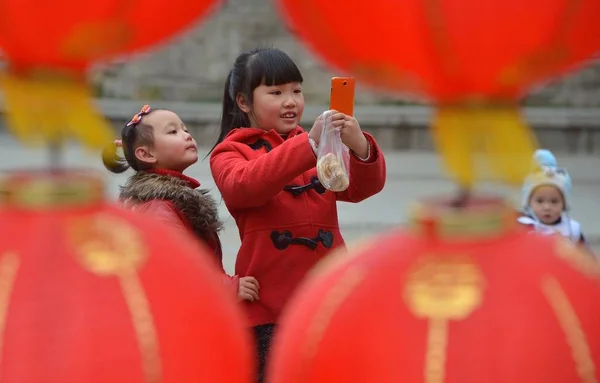 Ein Kleines Mädchen Fotografiert Rote Laternen Einem Park Der Stadt — Stockfoto