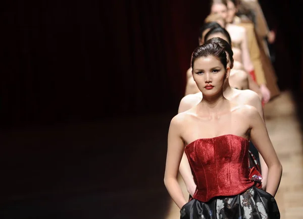 Çin Yapımı Wandan Açık Diğer Modeller Tarafından Çin Moda Tasarımcısı — Stok fotoğraf