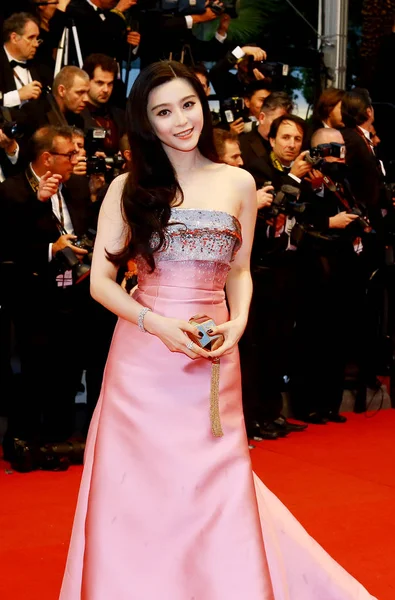 中国女演员范冰冰 在前往法国戛纳举行的第66届戛纳国际电影节开幕式和电影 了不起的盖茨比 首映式时 在红毯上摆姿势 2013年5月15日 — 图库照片