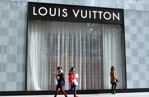 Молодые Китаянки Проходят Мимо Бутика Louis Vuitton Нанкине Провинция Цзянсу — стоковое фото