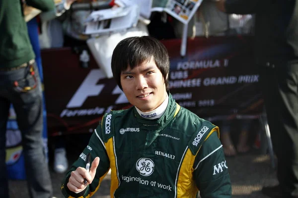 Pilota Cinese Qinghua Caterham Firma Autografi Tifosi Shanghai International Circuit — Foto Stock