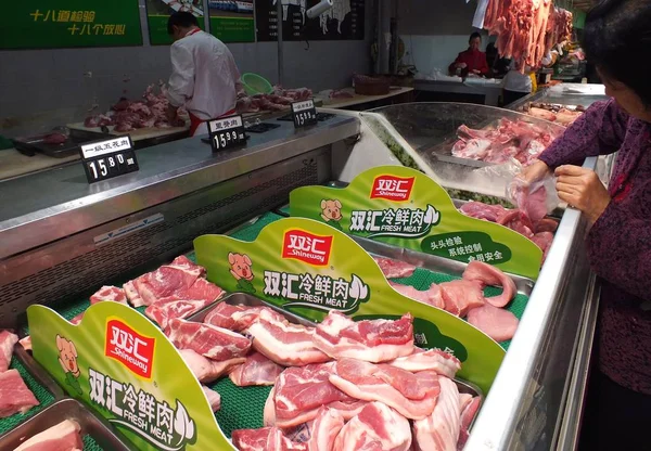 File Customer Buys Shineway Pork Shuanghui Group Supermarket Yichang City — Stock Photo, Image