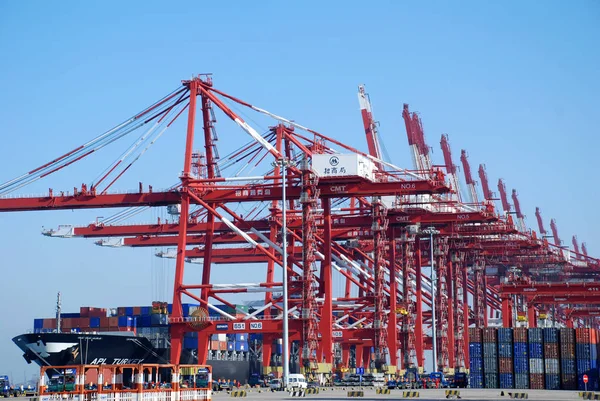 Navio Porta Contentores Está Atracado Porto Qingdao Cidade Qingdao Leste — Fotografia de Stock