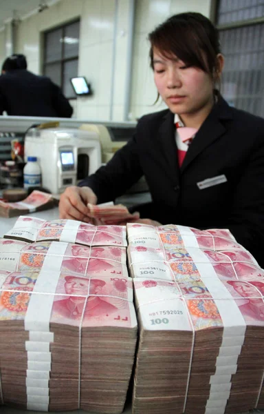 Chinese Clerk Counts Rmb Renminbi Yuan Bills Bank Zaozhuang City — Stock Photo, Image