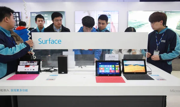 Китайські Покупці Намагаються Microsoft Surface Pro Планшетний Магазині Побутової Техніки — стокове фото