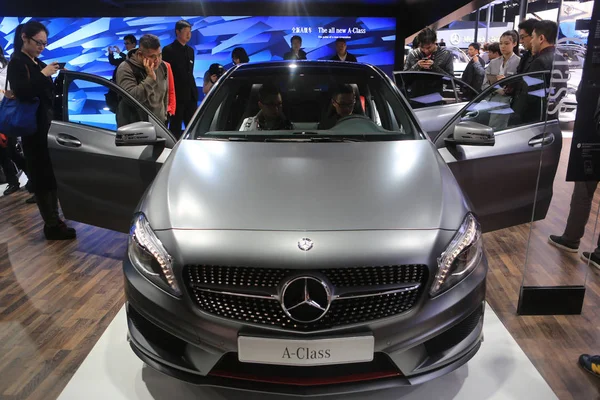 Besökare Tittar Mercedes Benz Helt Nya Klass Bil Den Shanghai — Stockfoto