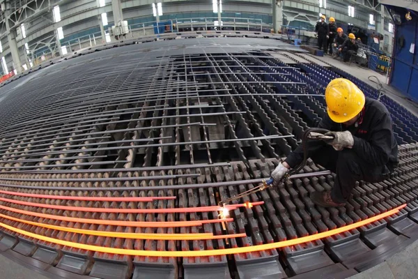 Chinese Worker Manufactures Exported Steel Steel Products Plant Ganyu East — Stock Photo, Image