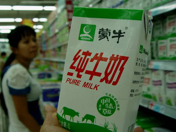 Comprador Muestra Una Caja Leche Pura Mengniu Supermercado Ciudad Haikou — Foto de Stock