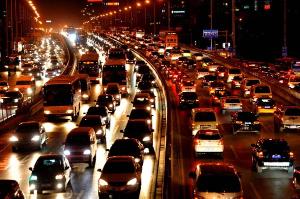 Vehículos Moviéndose Lentamente Una Carretera Durante Atasco Tráfico Víspera Navidad — Foto de Stock