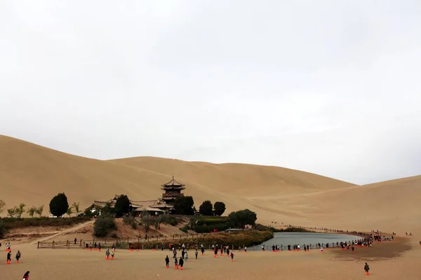 Turistler Crescent Moon Gölü Ziyaret Ayrıca Yueyaquan Olarak Bilinen Dunhuang — Stok fotoğraf