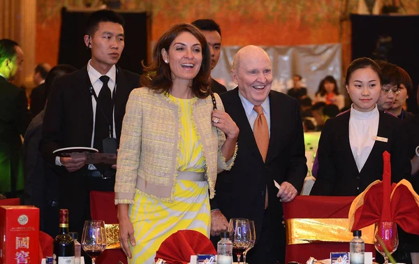 Jack Welch Derecha Ceo General Electric Esposa Izquierda Sonríen Una — Foto de Stock