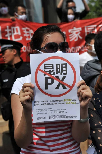 Des Gens Tiennent Des Banderoles Des Affiches Dans Centre Kunming — Photo