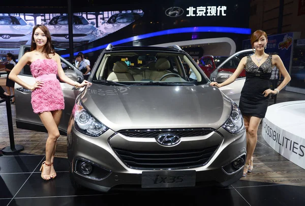 Modellek Jelentenek Egy Hyundai Ix35 Suv Alatt Chengdu Motor Show — Stock Fotó