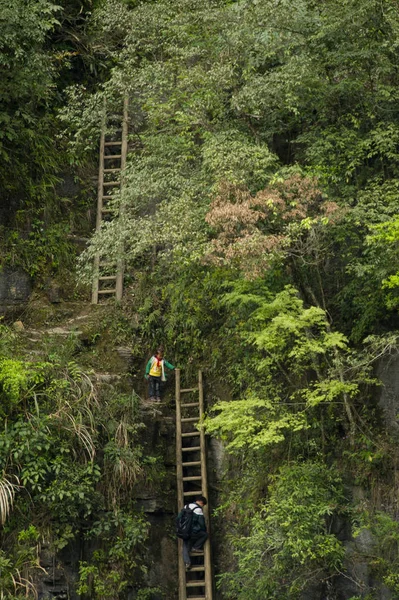 Вид Людей Поднимающихся Двум Вертикальным Деревянным Лестницам Глубоких Горах Уезде — стоковое фото