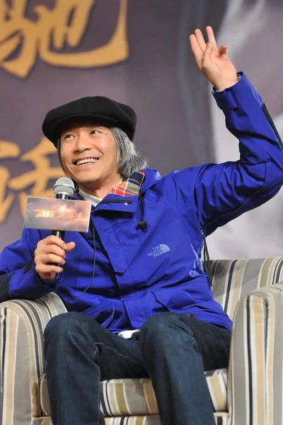 香港演员兼导演周鸿在华谊兄弟传媒集团和中国传媒大学于2013年1月4日在中国北京举行的讲座上谈到了他的最新电影 奥德赛 — 图库照片
