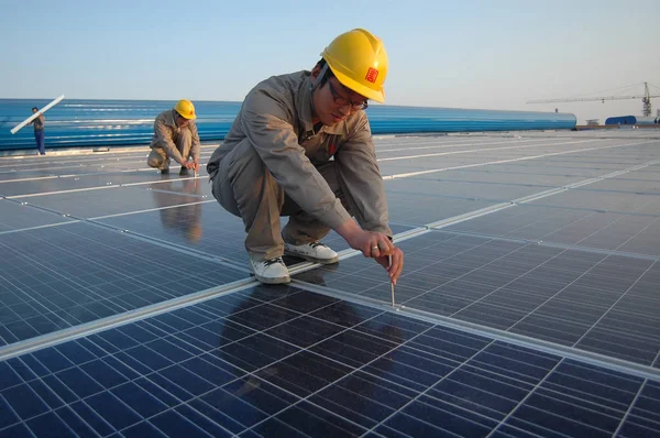 Trabalhadores Chineses Instalam Painéis Solares Telhado Uma Oficina Uma Fábrica — Fotografia de Stock