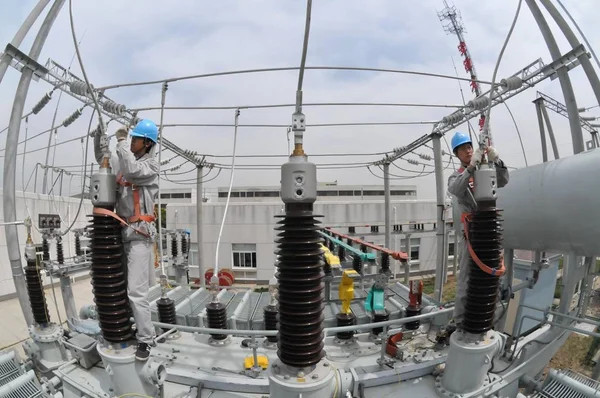 Китайські Робітники Підтримують Лінії Електропередач Підстанції Dongyang 110 Chuzhou Східна — стокове фото