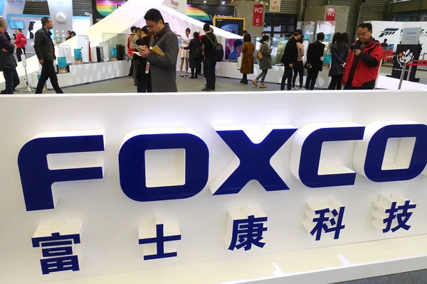 Ziyaretçiler Şanghay Bir Sergi Sırasında Foxconn Stand Geçmiş Yürüyüş Çin — Stok fotoğraf