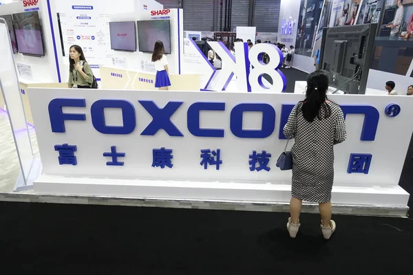 Visitatori Passano Davanti Allo Stand Foxconn Durante Una Mostra Shanghai — Foto Stock