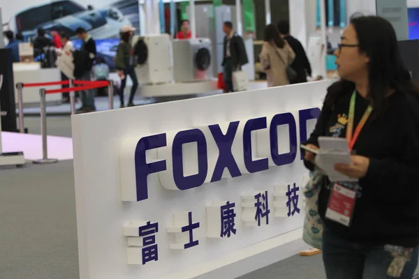 Visitatori Passano Davanti Allo Stand Foxconn Durante Una Mostra Shanghai — Foto Stock