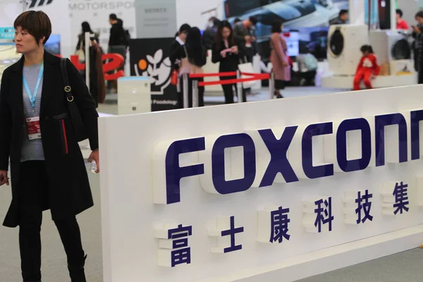 Visitatori Passano Davanti Allo Stand Foxconn Durante Una Mostra Shanghai — Foto Stock
